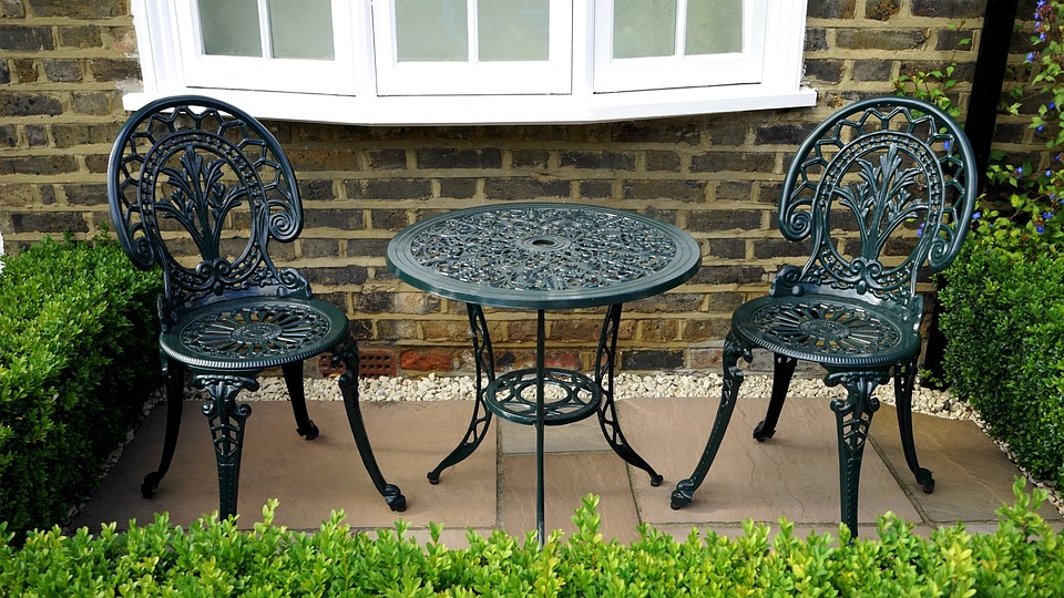 tuin met stoelen en tafel